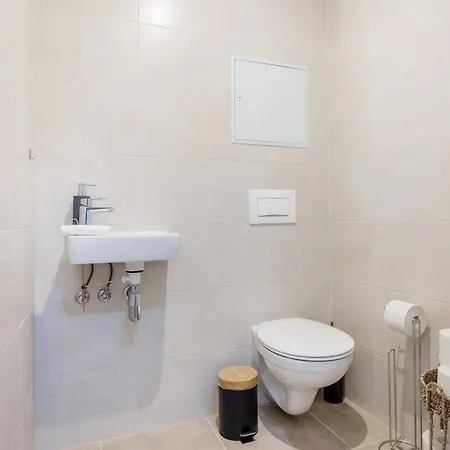 Apartament Sleek With Balcony And Parking