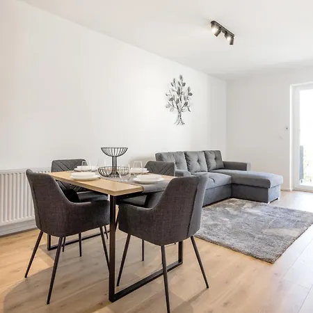 Apartment Sleek With Balcony And Parking *