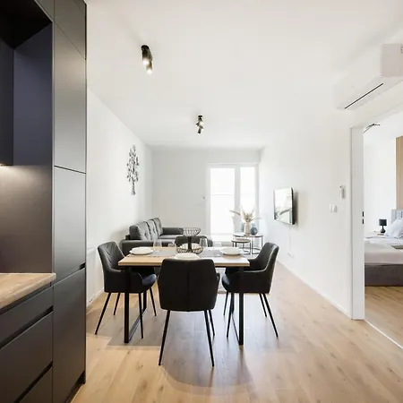 Sleek With Balcony And Parking 아파트 *