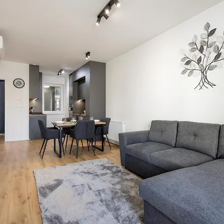 Sleek With Balcony And Parking * 부다페스트